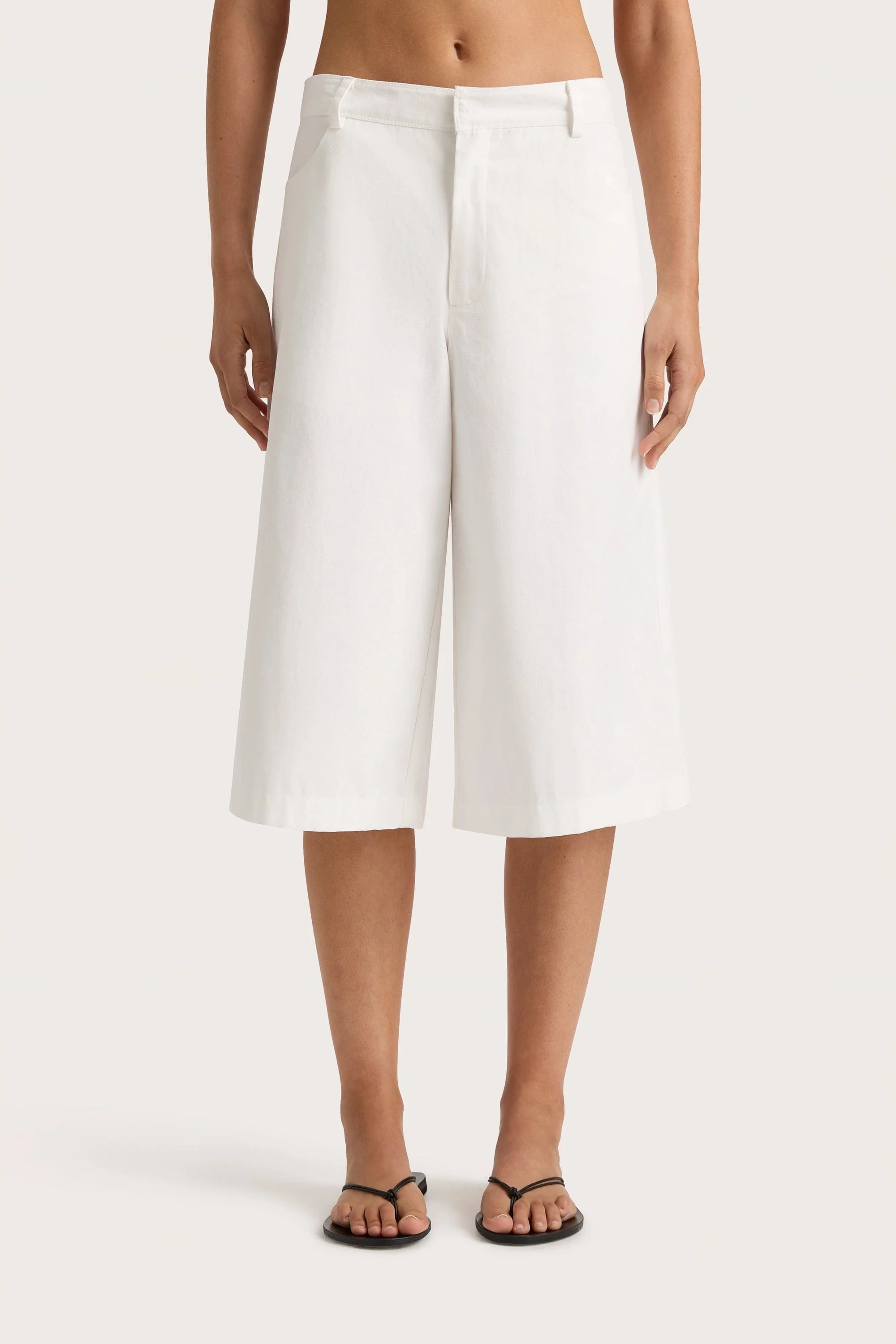 Cassis Short White - Final Sale - Image 4